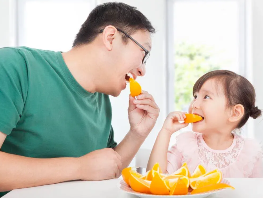 对孩子最有利的亲子关系,是饭桌或沙发上的深入对谈